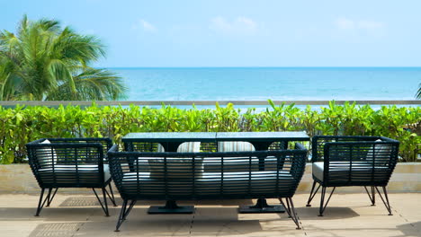 Meerblick-Neben-Der-Terrasse-Und-Modernen-Möbeln-In-Einem-Luxuriösen-Tropischen-Dachhaus