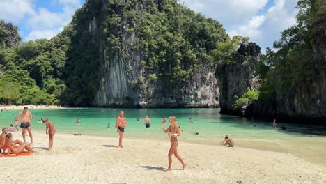 Menschen-Entspannen-Sich-Am-Luxuriösen-Exotischen-Strand-Schöne-Frau-Zu-Fuß-Und-Fotografieren