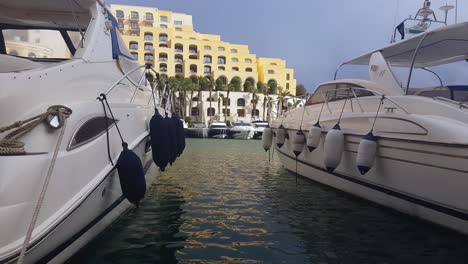 Barcos-De-Lujo-Flotando-En-El-Puerto-Deportivo,-St