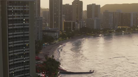 Beautiful-Establishing-Shot-of-Resort-Hotels-Overlooking-Beach,-Waikiki-Hawaii