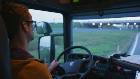 Vista-De-La-Cabina-De-Un-Camionero-Que-Llega-A-La-Autopista-En-Los-Países-Bajos