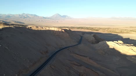 Drohne-Schwebt-Anmutig-über-Der-Trockenen-Landschaft-Des-Vulkans-Licancabur-Und-Enthüllt-Die-Autobahn-In-Atacama