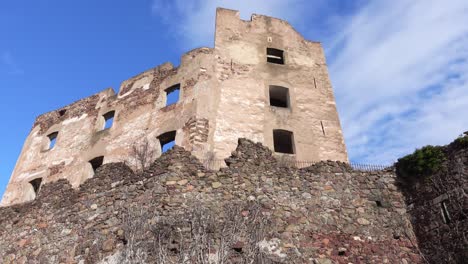 Vista-De-Las-Ruinas-Del-Castillo-De-Rafenstein-Sobre-Bolzano,-Alejándose