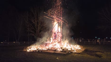 Großes-Feuer-Im-Freien-Und-Menschen-Darum-Herum