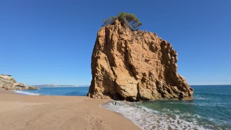 Playa-De-La-Isla-Roja-En-Pals,-Costa-Brava,-Roca-En-Medio-Del-Mar-Mediterráneo,-Azul,-Turquesa,-Playa,-Nudista,-Turismo-Naturista-De-Lujo