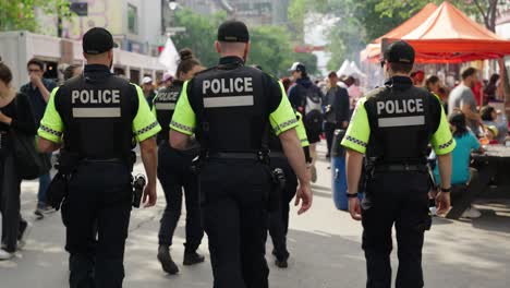 Eine-Gruppe-Kanadischer-Polizisten-Spaziert-An-Einem-Sonnigen-Tag-Durch-Die-Straßen-Von-Montreal