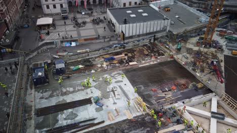 Arbeiter-Bewegen-Sich-Auf-Der-Baustelle-Am-Slussen-In-Stockholm,-Von-Oben