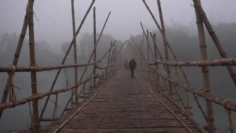 Escena-Del-Pueblo-De-Niebla-Temprano-En-La-Mañana