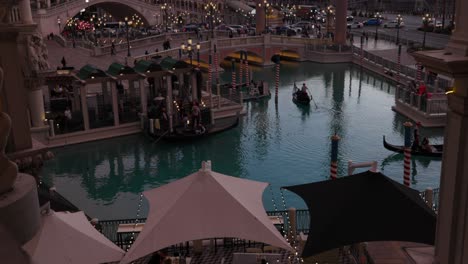 Wunderschöne-Aussicht-Auf-Den-Las-Vegas-Strip-Bei-Sonnenuntergang-Vom-Legendären-Venetian-Casino-Resort