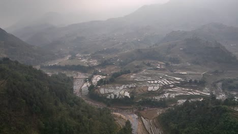 Delicados-Zarcillos-De-Niebla-Danzan-Entre-Los-Arrozales-De-Sapa.