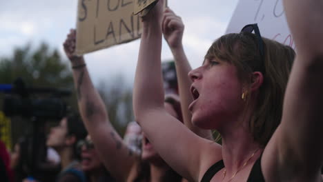 Un-Primer-Plano-De-Una-Mujer-En-Una-Protesta-A-Favor-De-Palestina-Sosteniendo-Un-Cartel-Y-Gritando