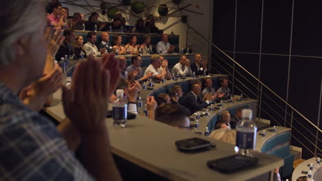 Sala-De-Conferencias-Llena-De-Gente-Aplaudiendo-Al-Orador-Y-La-Presentación