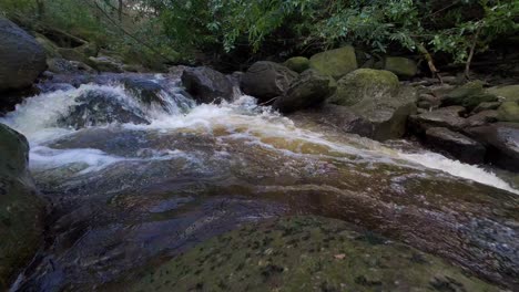 Zeitlupe,-Schnell-Fließender-Bach,-Mahon-River,-Comeragh-Mountains,-Waterford,-Irland