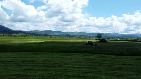 John-Deere-Mäht-Gras,-Luftaufnahmen