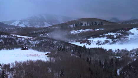 Aspen-Snowmass-Pitkin-County-Hütte-Wildnis-Luftdrohne-Rocky-Mountains-Colorado-Basalt-Carbondale-Mt-Sopris-Maroon-Bells-Ashcroft-Independence-Pass-Neblig-Nebel-Verschneiter-Morgen-Bewölkt-Aufwärtsbewegung-