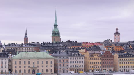 Drone-riser-show-iconic-medieval-Gamla-Stan-architecture-and-skyline,-Stockholm