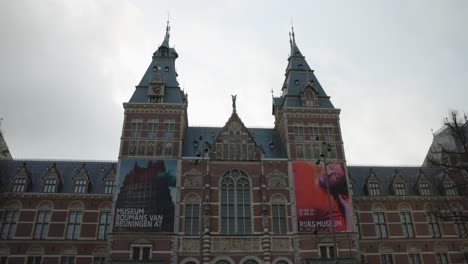 -Inclinación-Lenta-Hacia-Abajo-Frente-Al-Rijksmuseum-De-Amsterdam