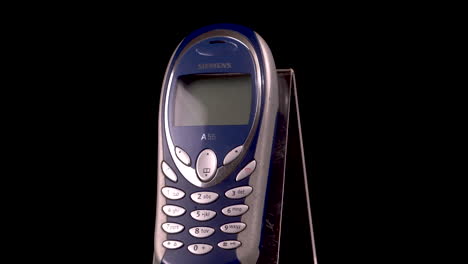 Vintage-Siemens-A55-Mobiltelefon-Aus-Den-2000er-Jahren,-Rotierende-Nahaufnahme,-Schwarzer-Hintergrund