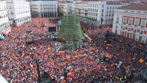 Weite-Sicht-Auf-Einen-Massenprotest,-Als-Sich-Tausende-Demonstranten-An-Der-Puerta-Del-Sol-Gegen-Die-Sozialistische-Partei-PSOE-Treffen,-Nachdem-Diese-Zugestimmt-Hat,-Den-Am-Abspaltungsversuch-Von-Katalonien-Beteiligten-Personen-Amnestie-Zu-Gewähren