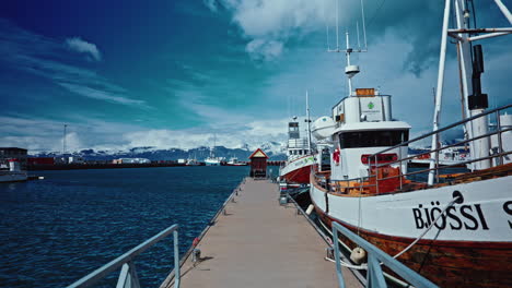 Panoramablick-Auf-Isländische-Fischerboote,-Die-Im-Hafen-In-Der-Nordsee-Angedockt-Sind