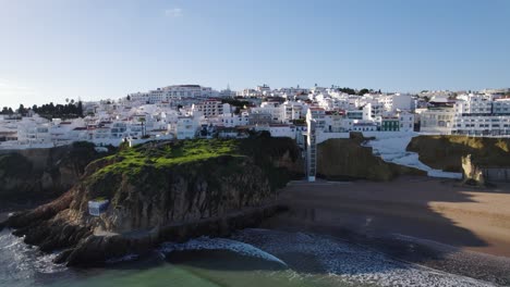 Blick-Von-Der-Klippe-Auf-Die-Weiße-Stadt-Von-Albufeira-In-Der-Abenddämmerung,-Algarve,-Portugal,-Luftaufnahme