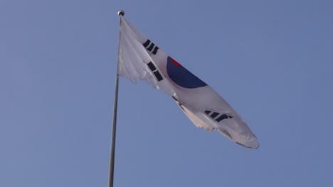Bandera-Coreana-Con-Cielo-Azul,-Corea-Del-Sur