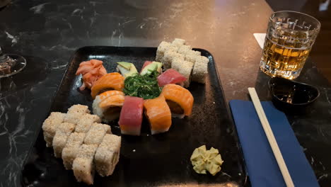 Mezclar-Plato-De-Sushi-Nigiri-Japonés-Sashimi-Maki-Uramaki-Wasabi-Y-Salsa-De-Soja