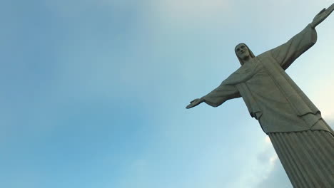 Rio-De-Janeiro,-Brasilien,-Wahrzeichen-Der-Christusstatue,-Riesige-Jesusstatue,-Schwenk-Aus-Niedriger-Perspektive