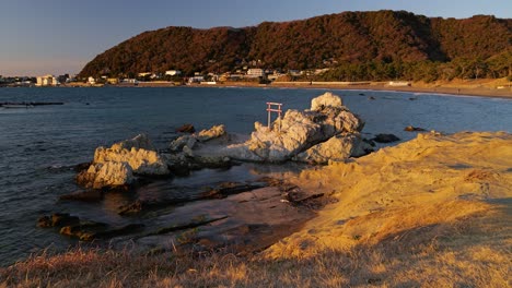 Weite,-Offene-Bucht-Bei-Sonnenuntergang-Mit-Typisch-Japanischem-Torii-Tor