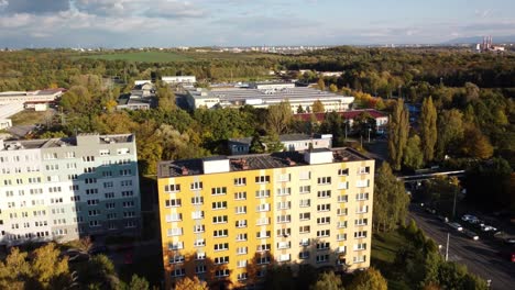 Una-Vista-Panorámica-De-La-Estación-De-Autobuses-Durante-La-Temporada-De-Otoño-En-La-Ciudad-De-Ostrava,-República-Checa---Drone-Volando-Hacia-Adelante