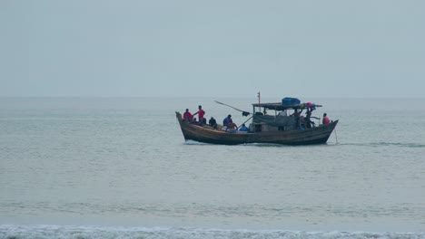 Pescadores-Con-Teleobjetivo-Pescando-Con-Un-Barco-Arrastrero-En-El-Océano-Índico,-La-Bahía-De-Bengala