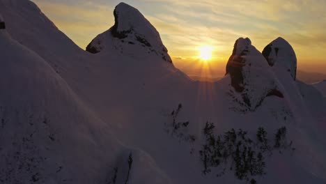 Picos-Nevados-De-Las-Montañas-Ciucas-Durante-La-Hora-Dorada,-Vista-Aérea