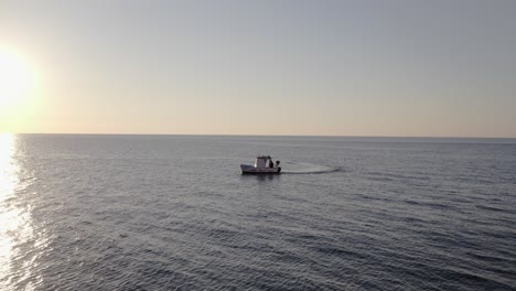 Vista-Aérea-Del-Barco-Pesquero-En-El-Mar-Mediterráneo-Al-Atardecer,-Sicilia,-Italia