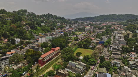 Kandy-Sri-Lanka-Vuelo-Aéreo-Con-Drones-V10-Sobre-El-Principal-Centro-De-Transporte,-La-Estación-De-Tren-De-Deiyannewela-Que-Captura-Vistas-Del-Centro-De-La-Ciudad-Y-El-Paisaje-Urbano-De-La-Ladera---Filmado-Con-Mavic-3-Cine---Abril-De-2023