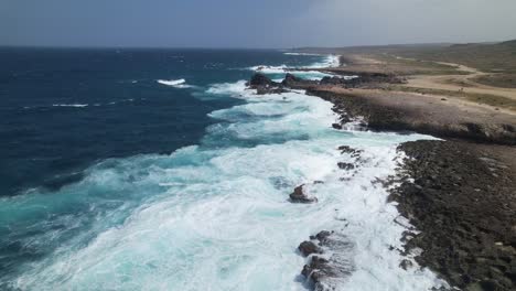 Costa-De-Aruba-Con-Olas-Rompiendo-A-Lo-Largo-De-La-Costa-Este