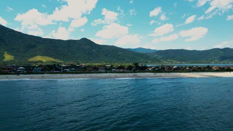 Imágenes-De-Drones-De-La-Playa-De-Jaconé-Y-Su-Laguna-Al-Fondo-En-Saquarema,-Río-De-Janeiro---Brasil