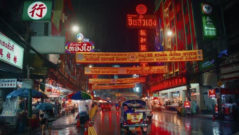 Beleuchtete-Geschäfte-In-Bangkok-Um-Mitternacht