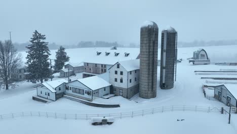 Gran-Casa-De-Campo-Americana-Con-Silo-En-La-Nieve-Del-Invierno.