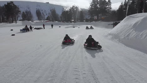 Circuito-De-Invierno-Cubierto-De-Nieve-Blanca-Con-Gente-En-Karts-Corriendo.