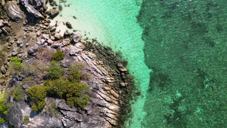 Playa-Acantilado-Rocoso-Isla-Azul-Turquesa-Mar