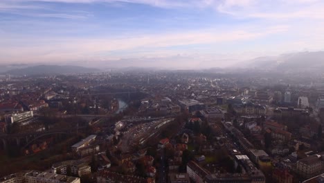 Toma-Aérea-De-La-Ciudad-De-Berna,-Suiza.