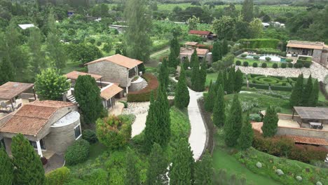 La-Toscana-Casas-De-Estilo-Italiano-Con-Jardines-Circundantes-En-Un-Resort-En-Ratchaburi,-Tailandia