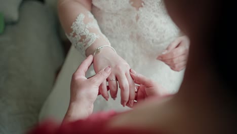 Bride's-Lace-Sleeve-and-Tender-Handhold