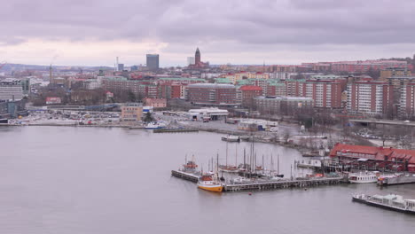 Einrichtung-Eines-Drohnenflugs-über-Dem-Hafen-Von-Göteborg-Mit-Blick-Auf-Die-Skyline-Der-Stadt,-Schweden