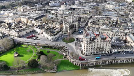 Bath-Stadtzentrum-Großbritannien-Zurückziehen-Drohne-Luftaufnahme-Rückwärts-Enthüllen