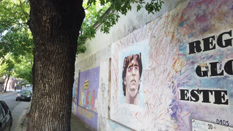 Straßenkunst,-Diego-Armando-Maradona-In-Den-Straßen-Von-Buenos-Aires,-Argentinien,-Berühmter-Fußballspieler