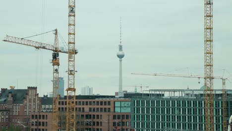 Berliner-Skyline-Mit-Fernsehturm-Und-Baukränen,-Bewölkter-Tag