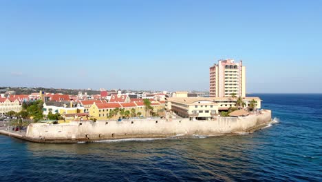 Große-Ufermauer-Schützt-Gebäude-Am-Rand-Der-Handelskade,-Willemstad,-Curaçao