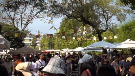 Zeitlupenansicht-Des-Geschäftigen-Wochenendmarkts-In-Chiang-Mai,-Thailand