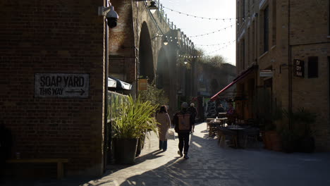 People-At-Ropewalk-Street-Market-In-Maltby-Street,-Bermondsey,-London,-England,-UK